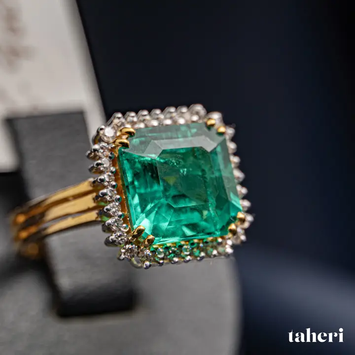 Two-Tone Ring with Emerald design 360 by TAHERI